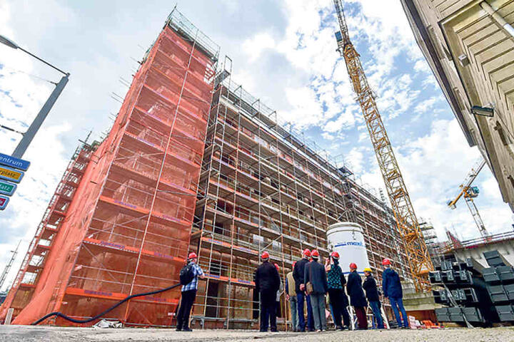 Bald sind auch die Gerüste weg: Derzeit laufen noch die Putzarbeiten an der
Fassade.