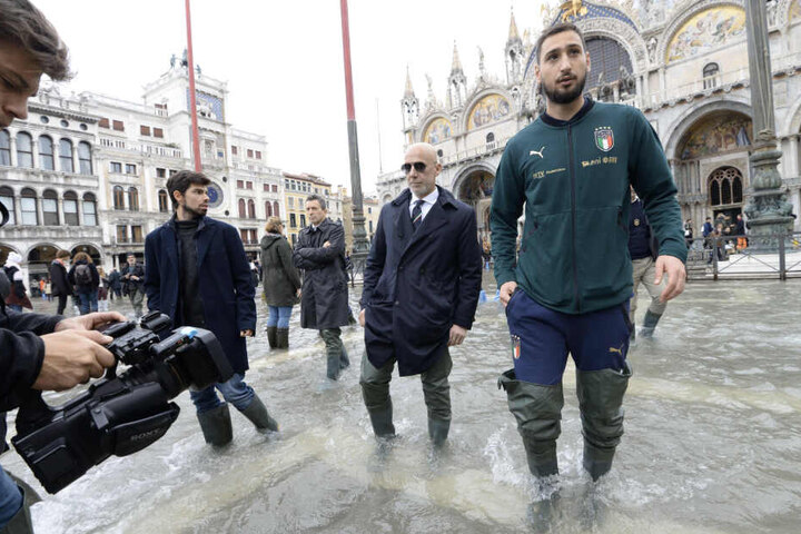 Gianluigi Donnarumma (r.), Fußballtorwart von Italien, kommt während des Hochwassers auf den Markusplatz, um die Betroffenen zu unterstützen.