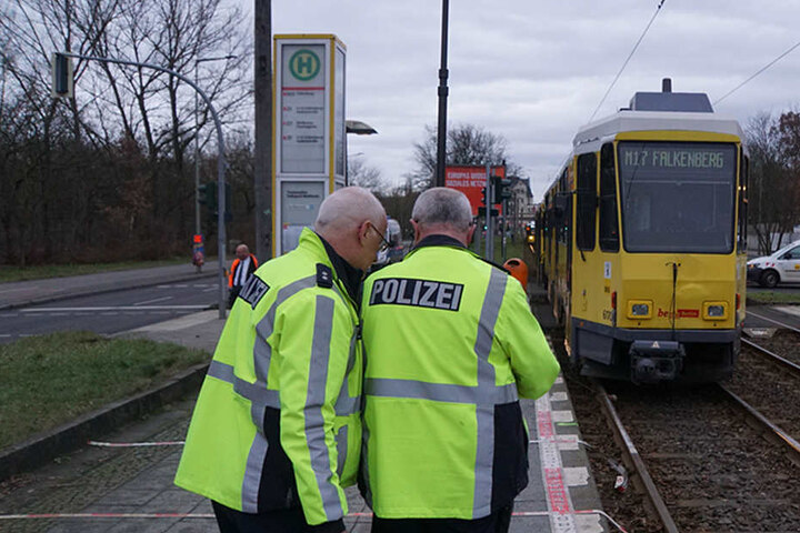 Beamte versuchen den Unfall zu rekonstruieren.