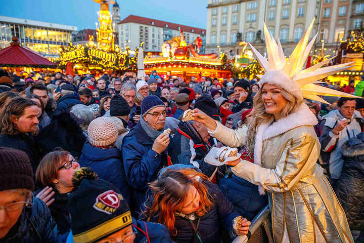 Abendstimmung, Lichterglanz - bis Heiligabend lädt der Striezelmarkt zum Adventsbummel ein.