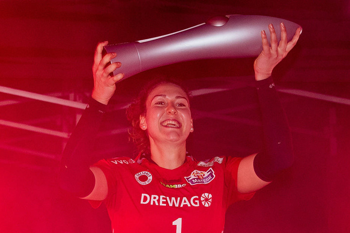 Barbara Wezorke durfte mit dem Pokal einlaufen.