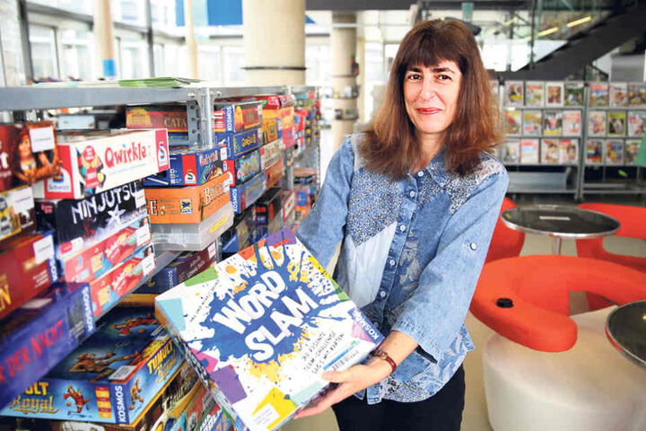 Martina Reinhold, Leiterin der Jugendbibliothek, zieht in den Kulturpalast
um.