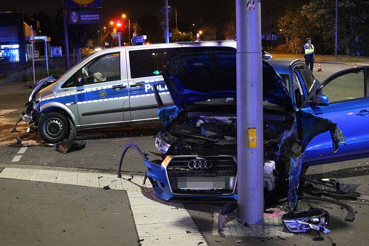 Der Audi wurde durch den Aufprall gegen einen Straßenmast gedrückt.