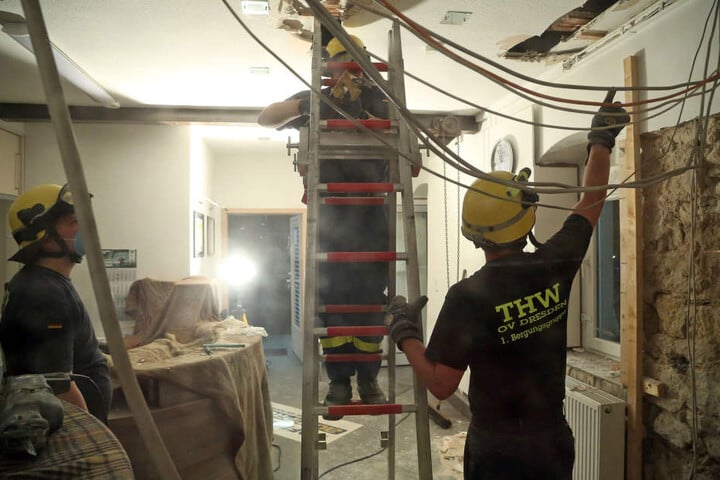 Das THW rückte an, um weitere Schäden am Haus zu vermeiden. Der Einsatz dauerte bis weit nach Mitternacht.
