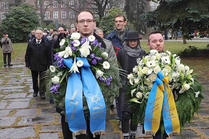 Kränze der jüdischen Gemeinde und der Stadt Chemnitz wurden als erste niedergelegt.