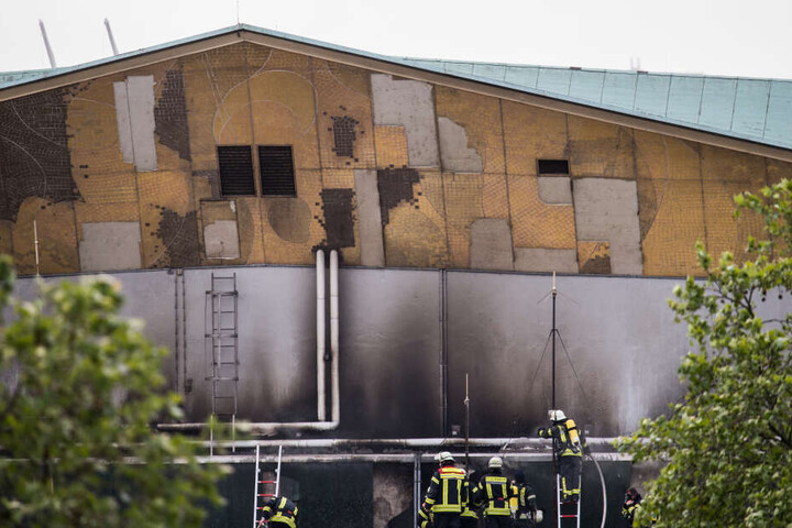 Das Feuer war im Dachstuhl des Gebäudes ausgebrochen.