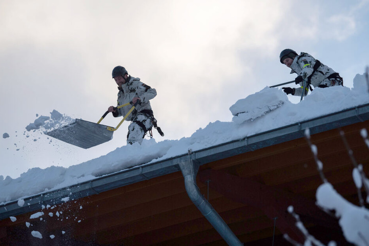 Auch Kräfte der Bundeswehr sind seit Tagen in den Krisengebieten im Einsatz. (Archivbild)