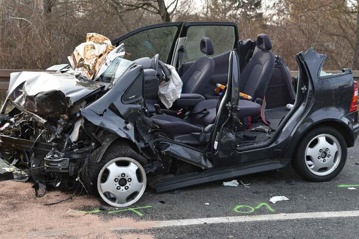 Die Mercedes-Fahrerin sowie ihr Sohn wurden ins Krankenhaus gebracht.