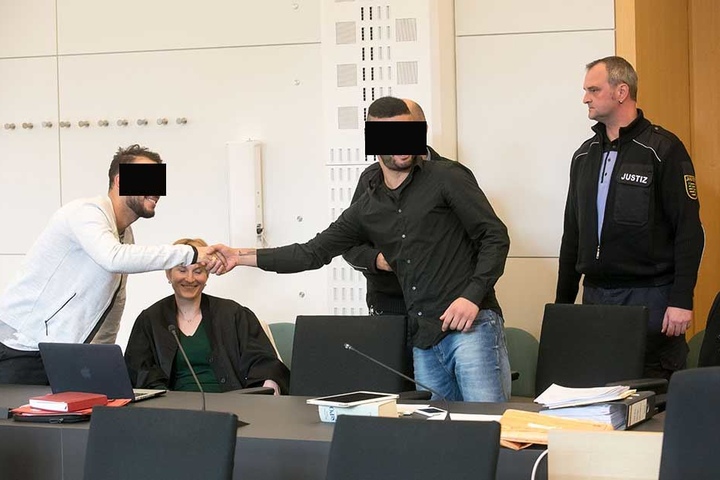 Mustafa K. (23, re.) und KMN-Rapper Ali "Nash" R. (27, li.) stehen derzeit wegen Drogendelikten vor Gericht.