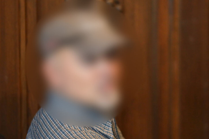 Der ehemalige Polizistsitzt im Verhandlungssaal im Landgericht.