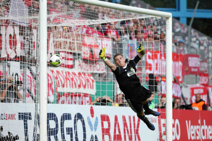 Kevin Kunz mit einer Flugeinlage im Pokal-Spiel gegen den FC Bayern München, vergebens streckt er sich nach dem Ball.