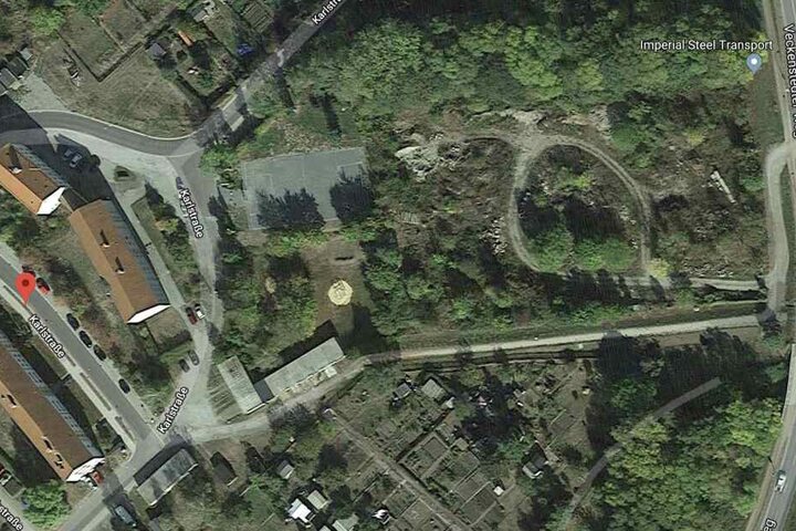 Auf dem Spielplatz an der Karlstraße spielten die Jungen, als sie aus einem Gebüsch heraus Kugeln trafen.