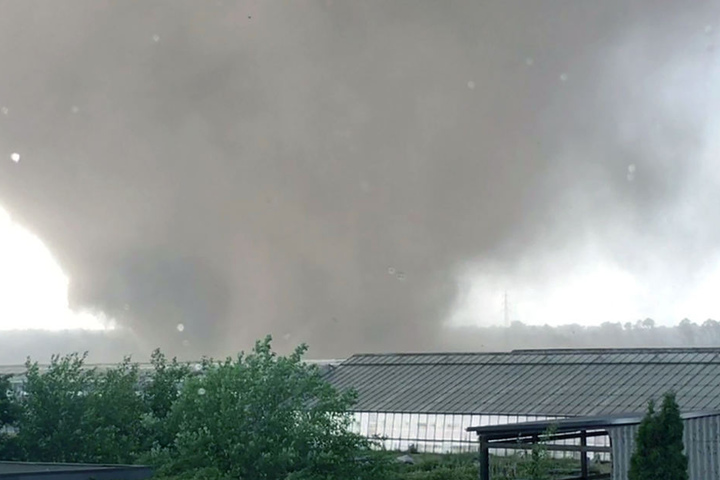 Der Tornado wirbelt am Mittwochabend über Ortschaften am Niederrhein.