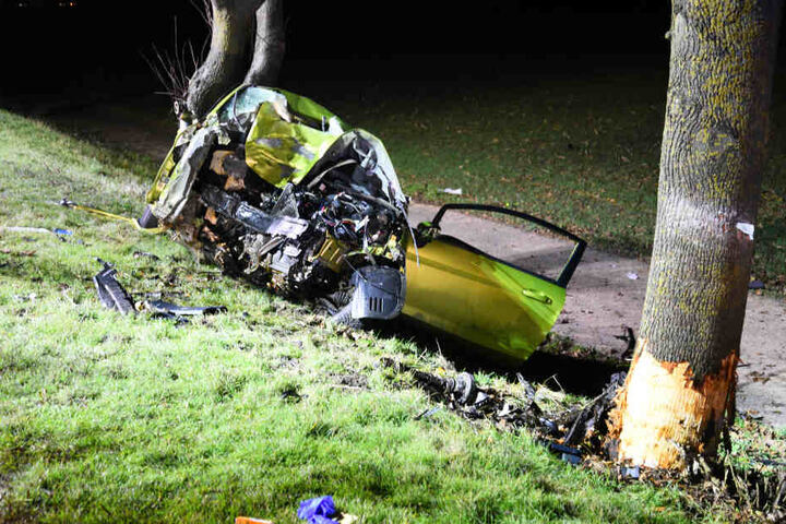Das Wrack des Autos nach einem heftigen Unfall.
