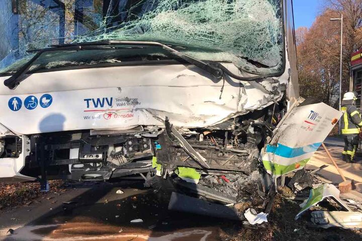 Auch der Linienbus war komplett zerstört: Der Busfahrer erlitt ebenfalls schwere Verletzungen.