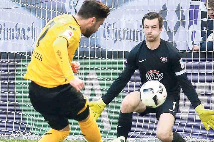 FCE-Keeper Martin Männel, hier gegen den Dresdner Niklas Kreuzer, traut Domenico Tedesco auch beim FC Schalke 04 Erfolg zu.