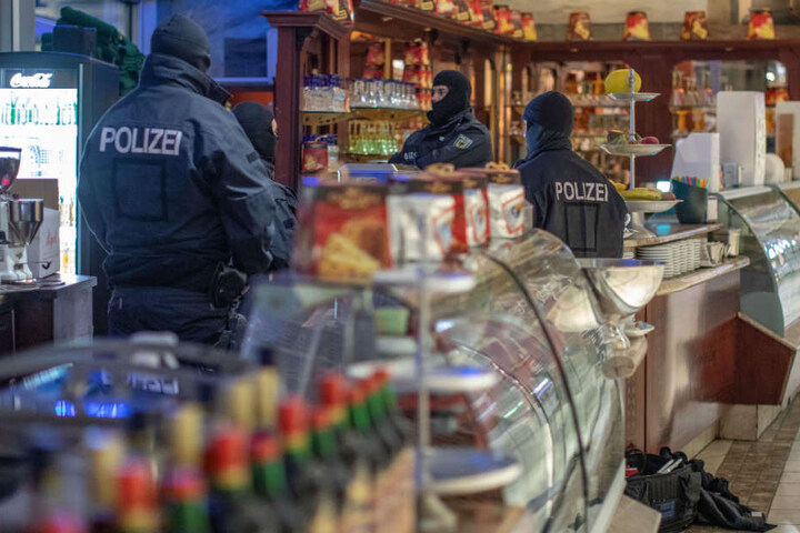 In Deutschland wurden aktuell 100 Objekte durchsucht, darunter auch Pizzerien.