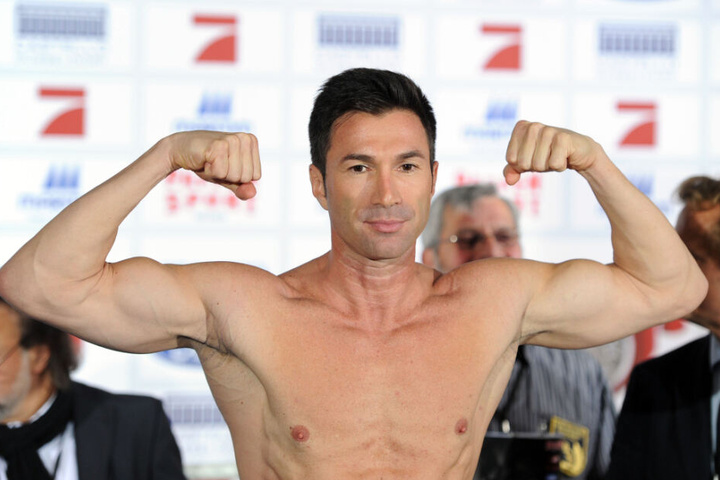 Lässt die Muskeln spielen: Lucas Cordalis vorm Promiboxen.