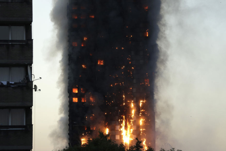 Die Einsatzkräfte versuchen, die Flammen unter ihre Kontrolle zu bringen.