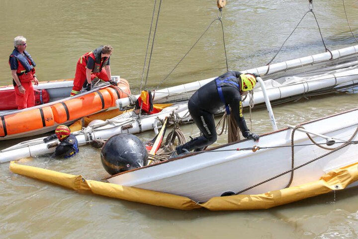 DLRG-Mitarbeiter sind auf dem gesunkenen historischen Segelschiff im Einsatz.