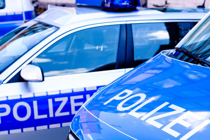 Zwei – dem Aussehen nach – Jugendliche sollen eine unbekannte Frau fremdenfeindlich beschimpft haben. (Symbolbild)
