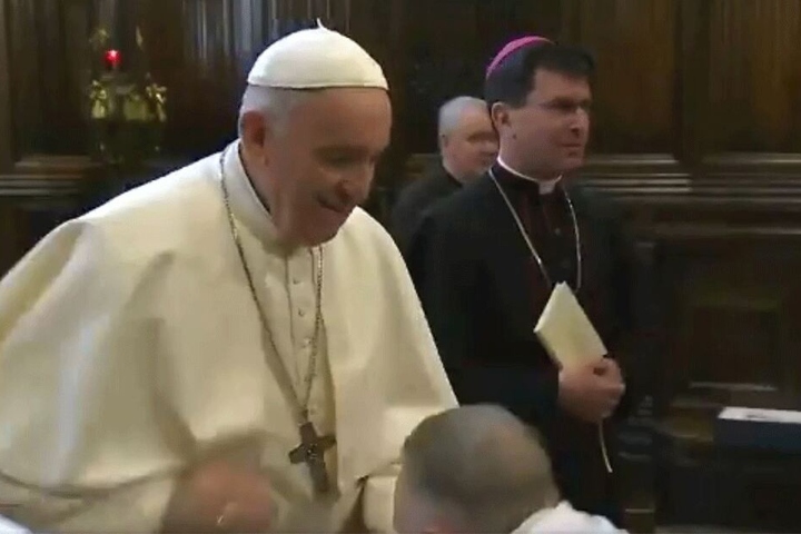 Und wieder zieht Papst Franziskus seine Hand weg.