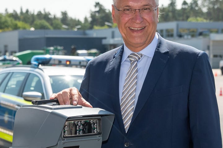Joachim Herrmann (CSU), bayerischer Innenminister, steht an einer transportablen automatisierten Kennzeichenerkennungs-Anlage (AKE).