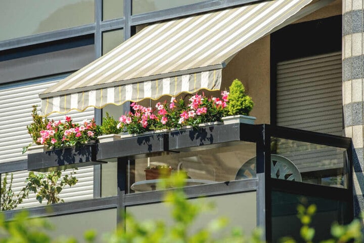 Der Mann flüchtete vom Balkon. (Symbolbild)