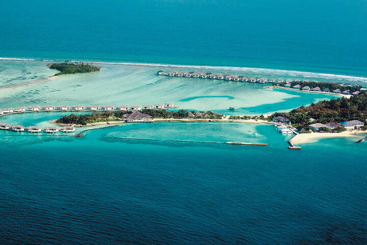 Die Malediven-Insel Kanuhura: weißer Strand, blaues Meer, bunte Fische, Sonne
satt und Badewannen-Temperatur im Wasser.