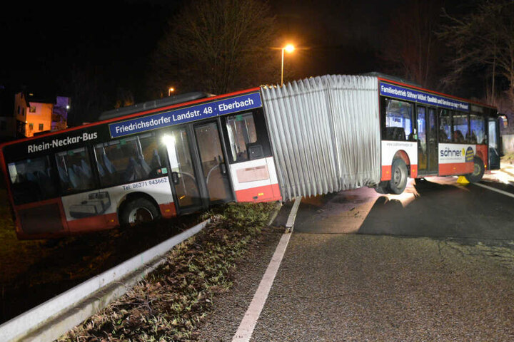 Der Fahrer rutschte mehrere Meter rückwärts die Straße hinunter.