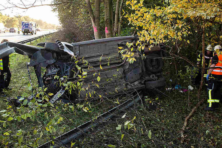 Das Auto kam auf der Seite zum Stehen.