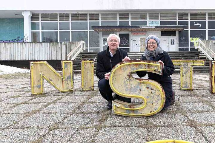 Kunsthaus-Leiterin Christiane Mennicke-Schwarz und Museums-Chef Gisbert Porstmann werben als Performance-Künstler für den Erhalt der Kantine.
