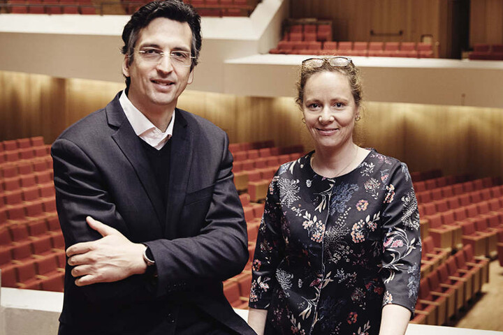 Voll der Freude: Intendantin Frauke Roth und Chefdirigent Michael Sanderling
(50) im neuen Kulti-Saal.