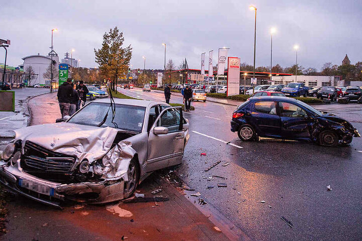 Beide Autos mussten abgeschleppt werden.