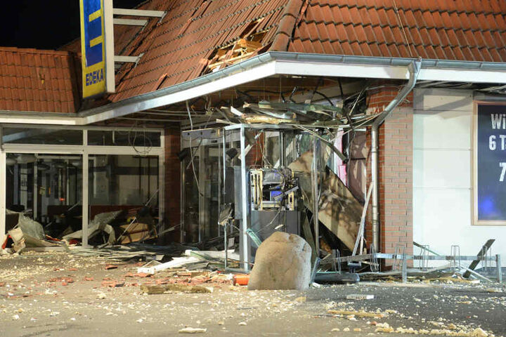 Ein Statiker muss nun prüfen, ob das Haus weiter stehenbleiben kann.