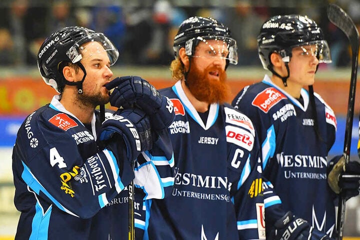 Steve Hanusch (v.l.), Kapitän Thomas Pielmeier und Arne Uplegger waren nach der Derbypleite bedient. Die Eislöwen hatten viel arbeitet, sich aber durch eigene Fehler um den Lohn gebracht.