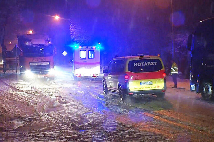 Glücklicherweise konnten sich Rettungswagen durch den Schnee kämpfen.