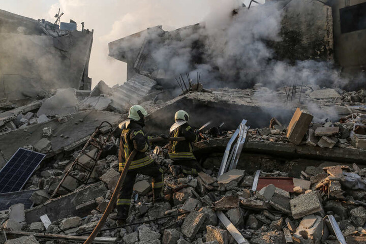 Bis heute gibt es stetig Angriffe in Syrien, die auch Zivilisten treffen. Darum ist eine Abschiebung in das Bürgerkriegsland bis heute nicht möglich. Hier zu sehen: ein Luftangriff auf die Stadt Idlib von Ende März 2019.