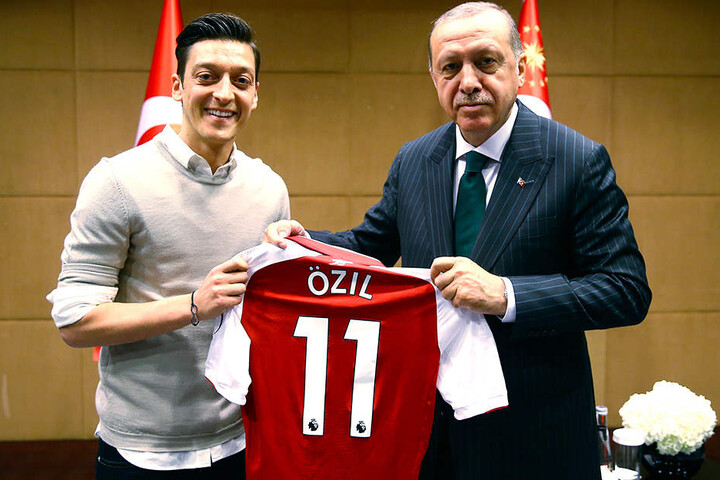 Sorgt noch immer für erhitzte Diskussionen: Das Foto von Mesut Özil (.) mit dem türkischen Präsidenten Recep Tayyip Erdogan (r.).