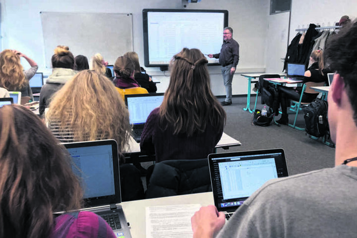 Die Sebnitzer Oberschüler sollen auch lernen, wie sie Informationen im Internet recherchieren. Auch Grafiken und Weltkarten lassen sich auf den Tablets besser darstellen, als an der Tafel.