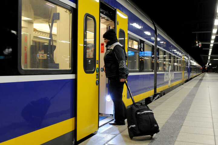 Ein Fahrgast beim Einsteigen in einen Zug der Nordwestbahn.