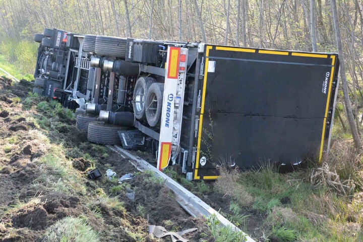 Der Lkw hatte die Leitplanke niedergewalzt.