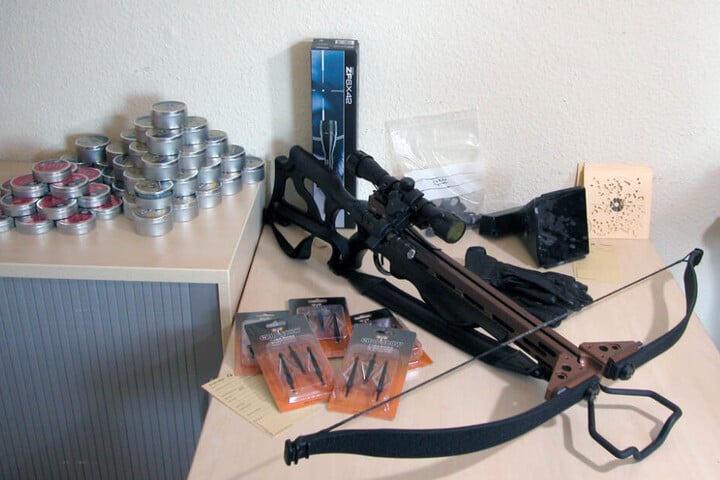 Die Polizei stellte in einem anderen Fall eine Armbrust eines Tierquälers sicher. (Symbolbild)