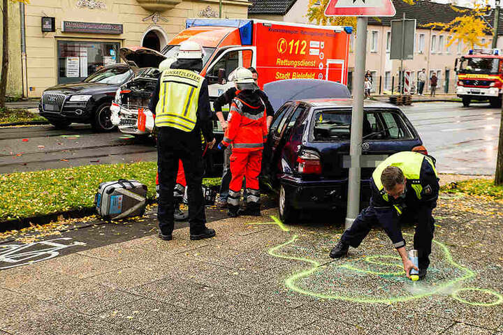 Feuerwehr und Polizei sicherten die Unfallstelle.