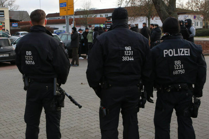 Angehörige versammelten sich schon am Sonntag vor dem Haus.