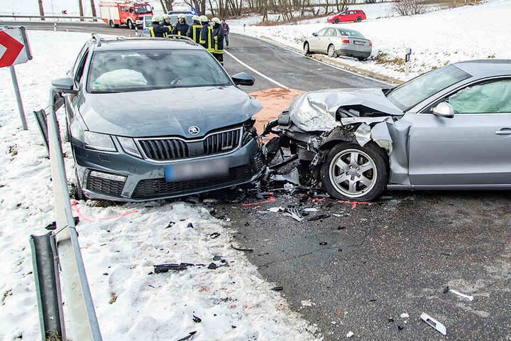 Ein Audi war nach ersten Informationen in den Gegenverkehr geraten und dort mit einem Skoda kollidiert.