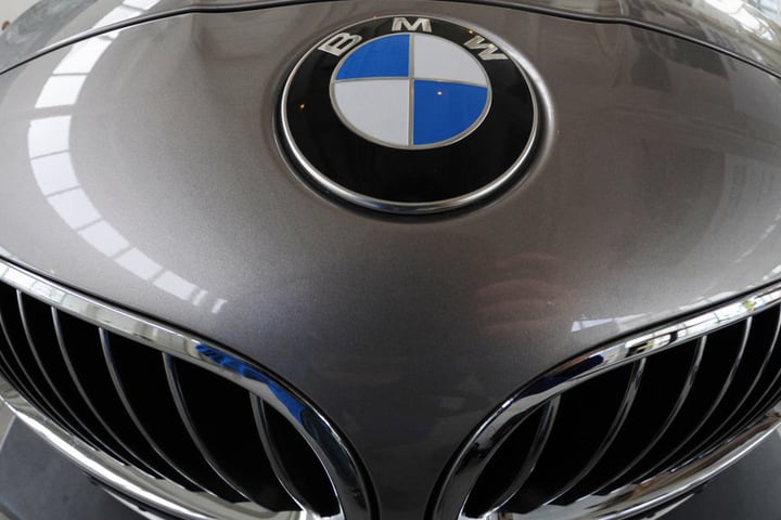 Die Beamten der Autobahnpolizei befreiten den Raubvogel schließlich aus dem Kühlergrill des BMW (Symbolbild).