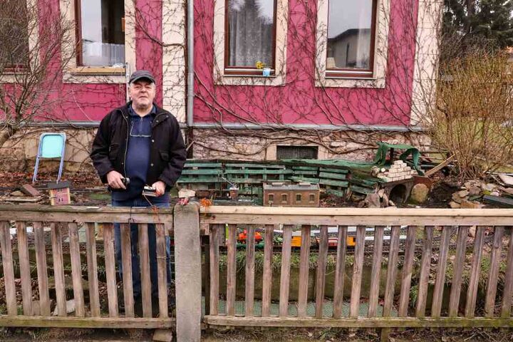 Harald Palitzsch (69) hat in seinem Vorgarten die Weißeritztalbahn nachgebaut. Vandalen klauten ihm aber immer wieder Teile der Elektrik.