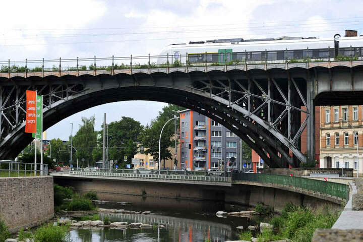 Bald in Blaugrau? Das Eisenbahnviadukt an der Annaberger Strasse soll einen frischen Farbanstrich bekommen.