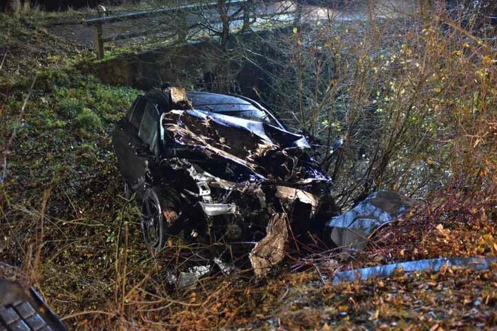 Das Auto des 18-Jährige kam erst neben der Straße zum Stehen.